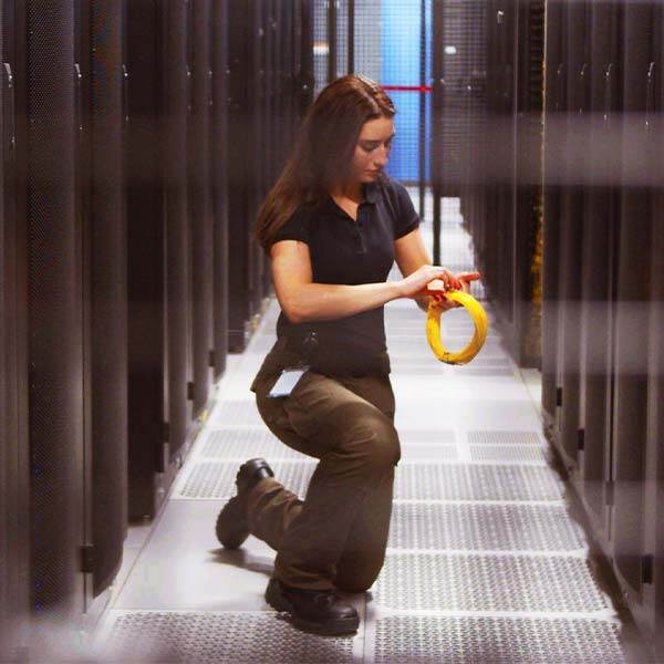 Image of data center technician monitoring a customer’s deployment performance.