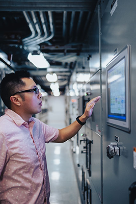 Image of data center technician monitoring a customer’s deployment performance.